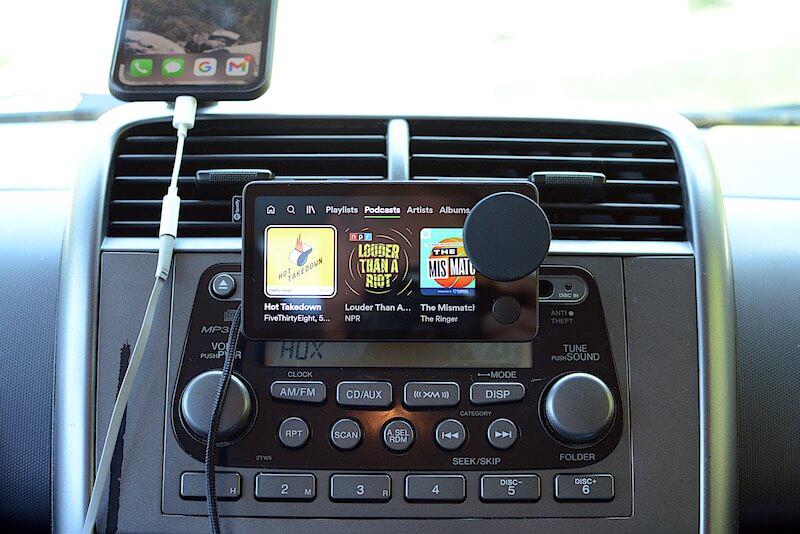 Tocar música da Apple no carro usando a entrada auxiliar